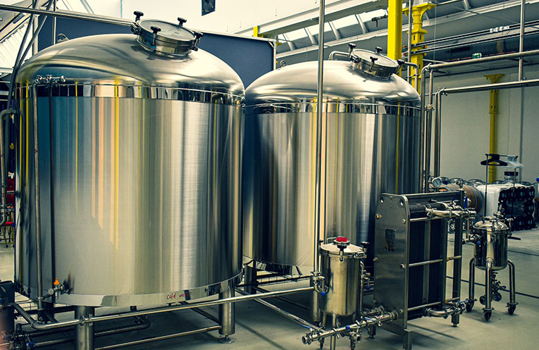 Progetto chiavi in mano del birrificio: design del birrificio, produzione e confezionamento della birra.